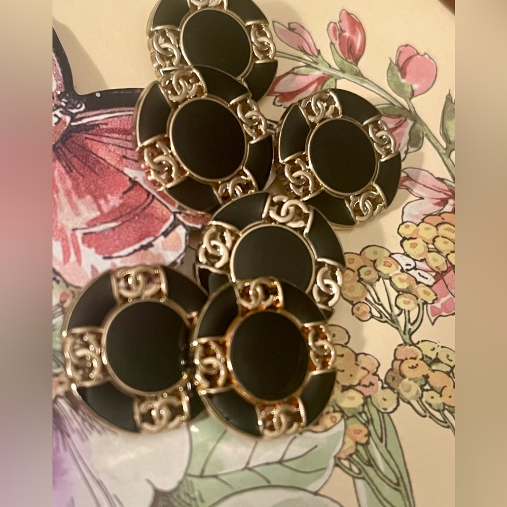 Set of 6 Chanel Buttons - Picture 2 of 12